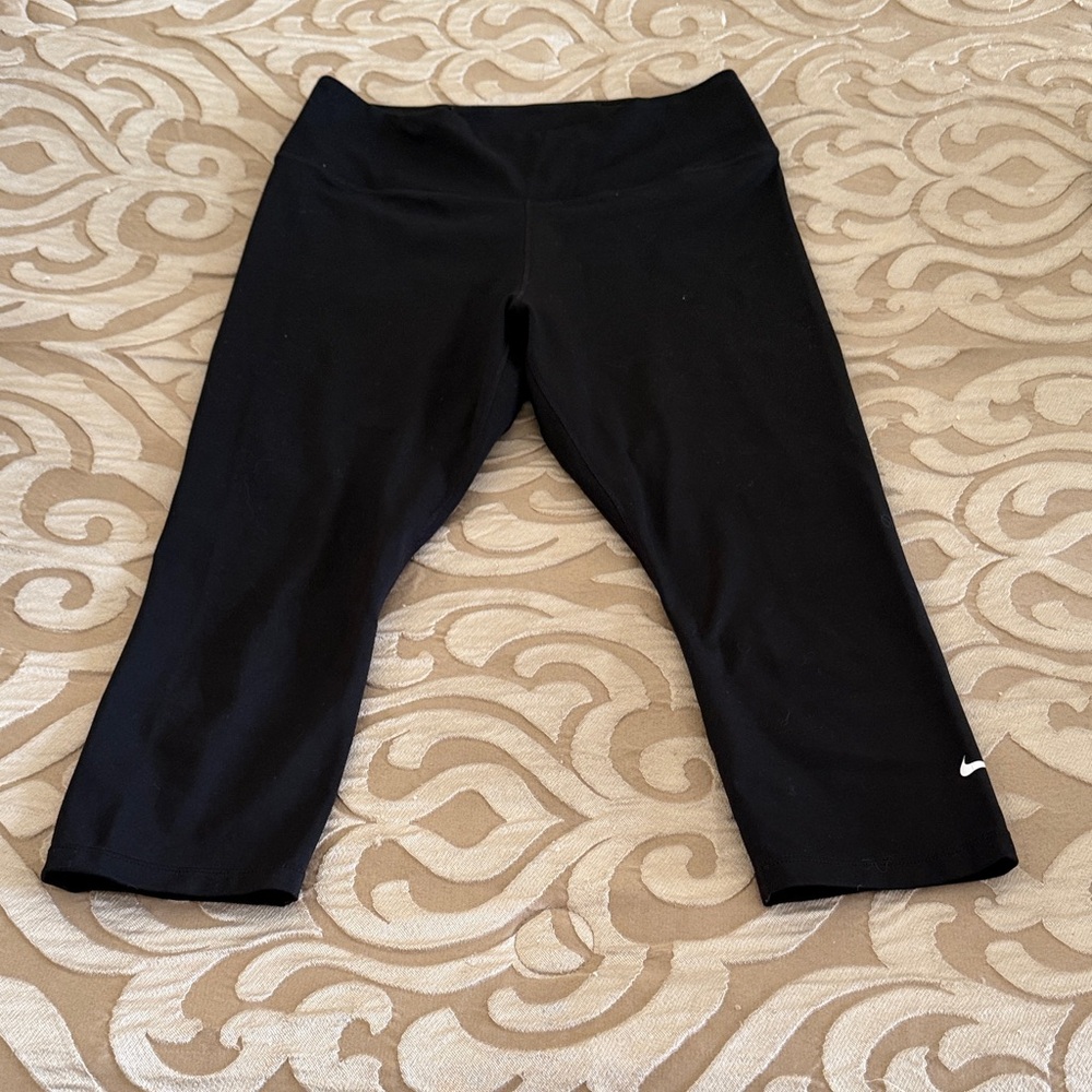 Nike Women’s Black Cropped Leggings
